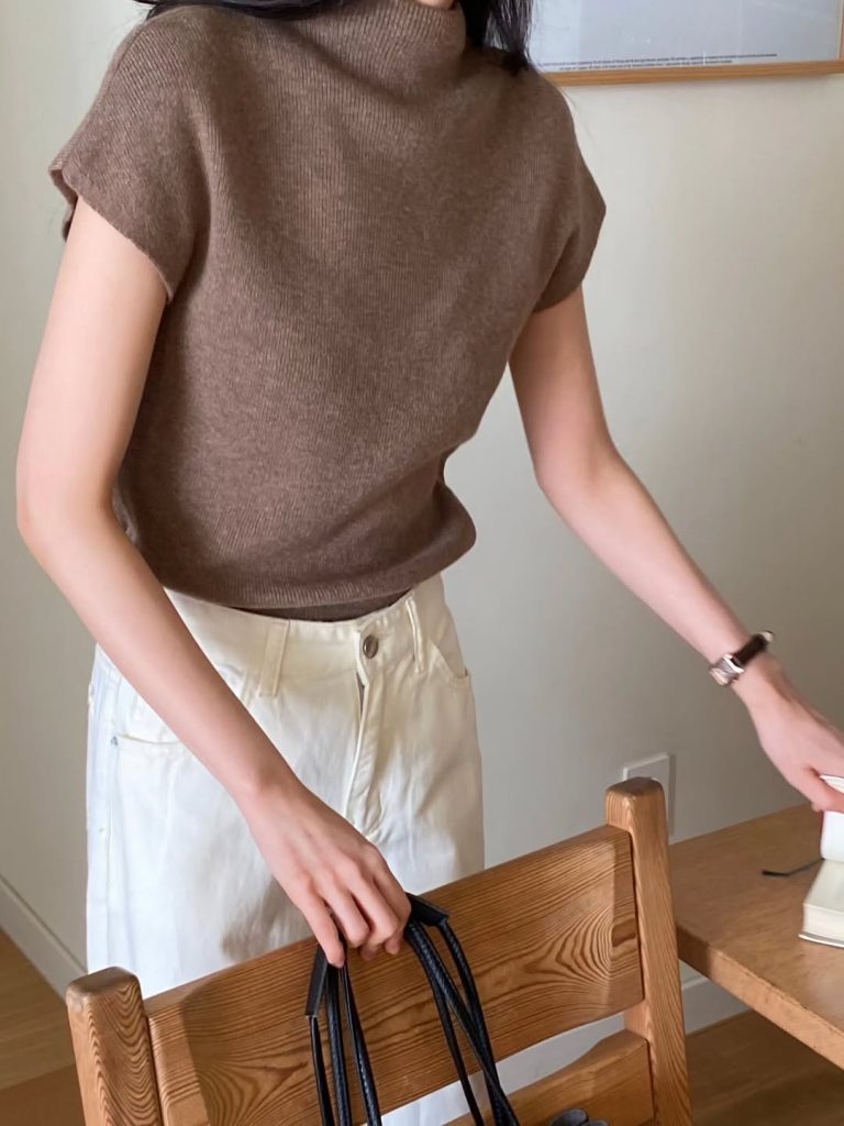 柔軟羊絨半領針織衫