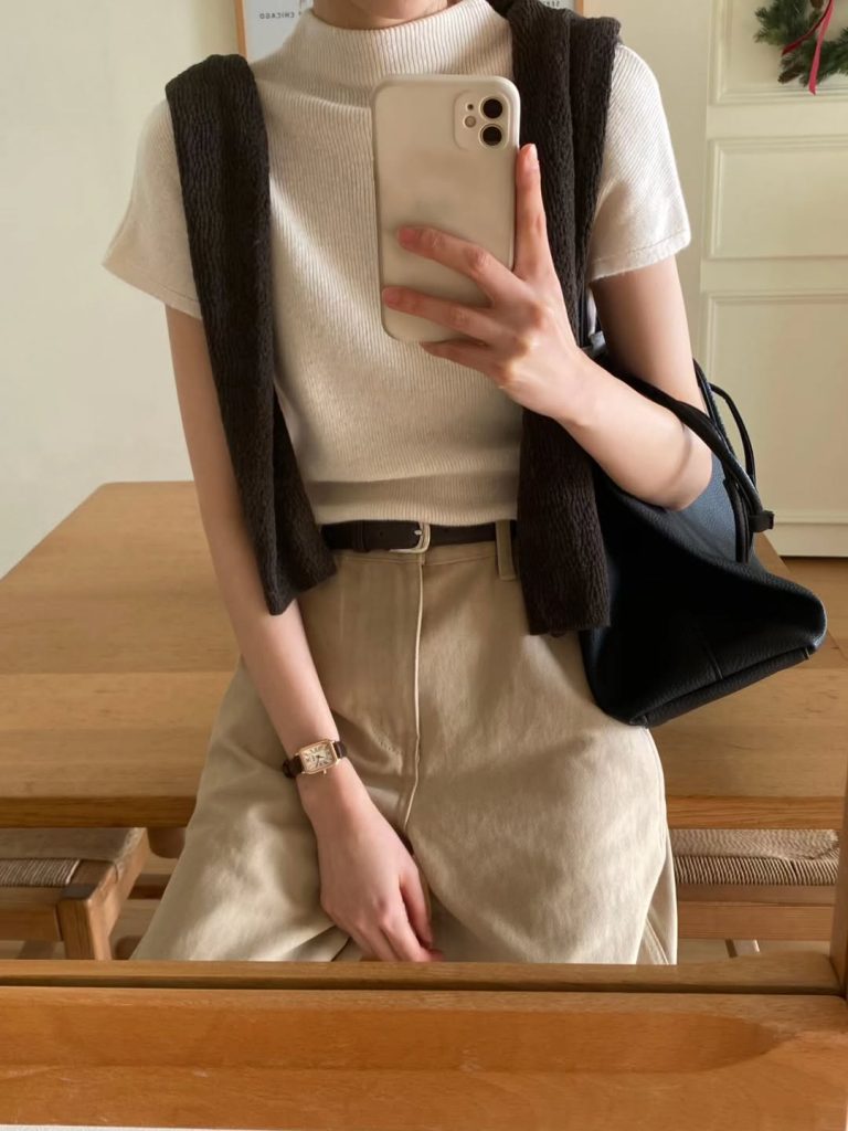 柔軟羊絨半領針織衫