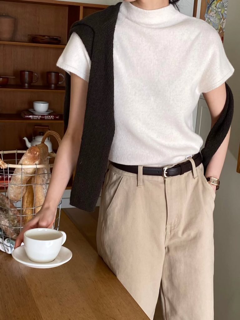 柔軟羊絨半領針織衫